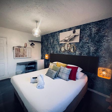 R1 Superking Sized Bed & 65" Tv On The Wall In Clapham Apartment London Exterior photo