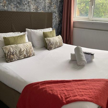 R1 Superking Sized Bed & 65" Tv On The Wall In Clapham Apartment London Exterior photo