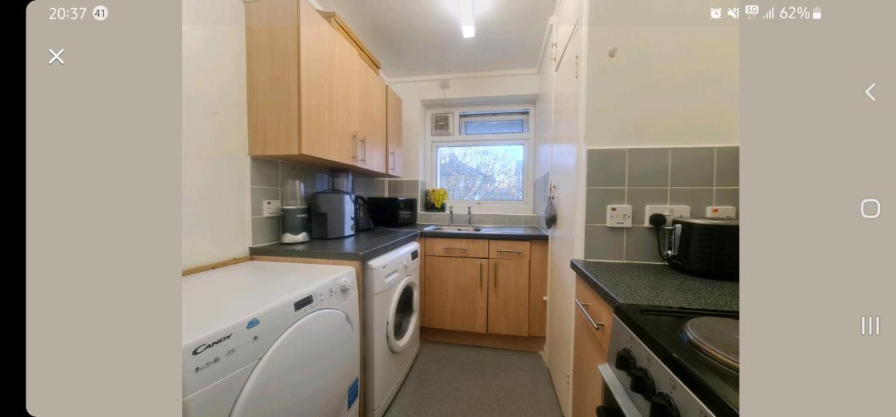 R1 Superking Sized Bed & 65" Tv On The Wall In Clapham Apartment London Exterior photo
