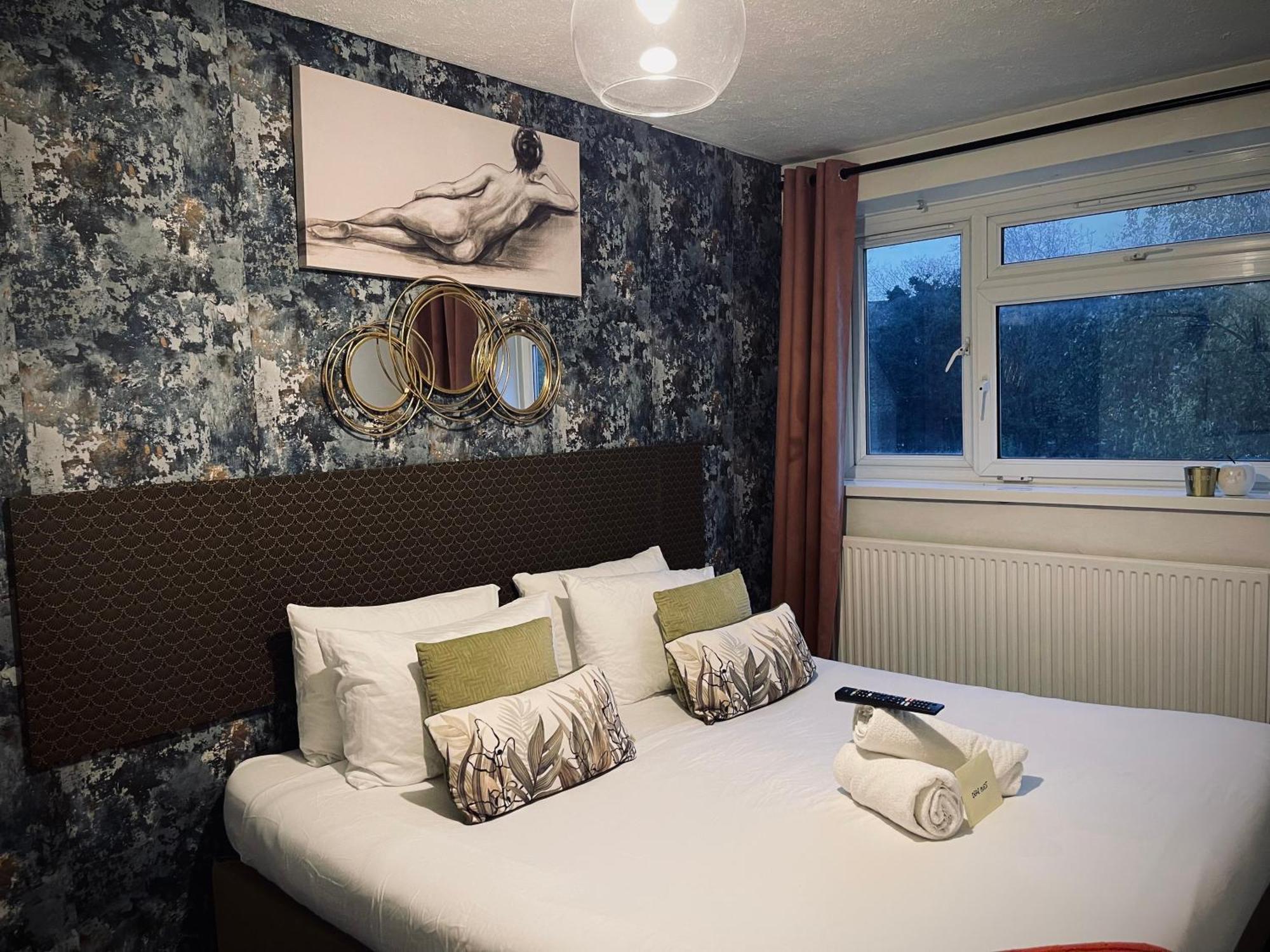 R1 Superking Sized Bed & 65" Tv On The Wall In Clapham Apartment London Exterior photo
