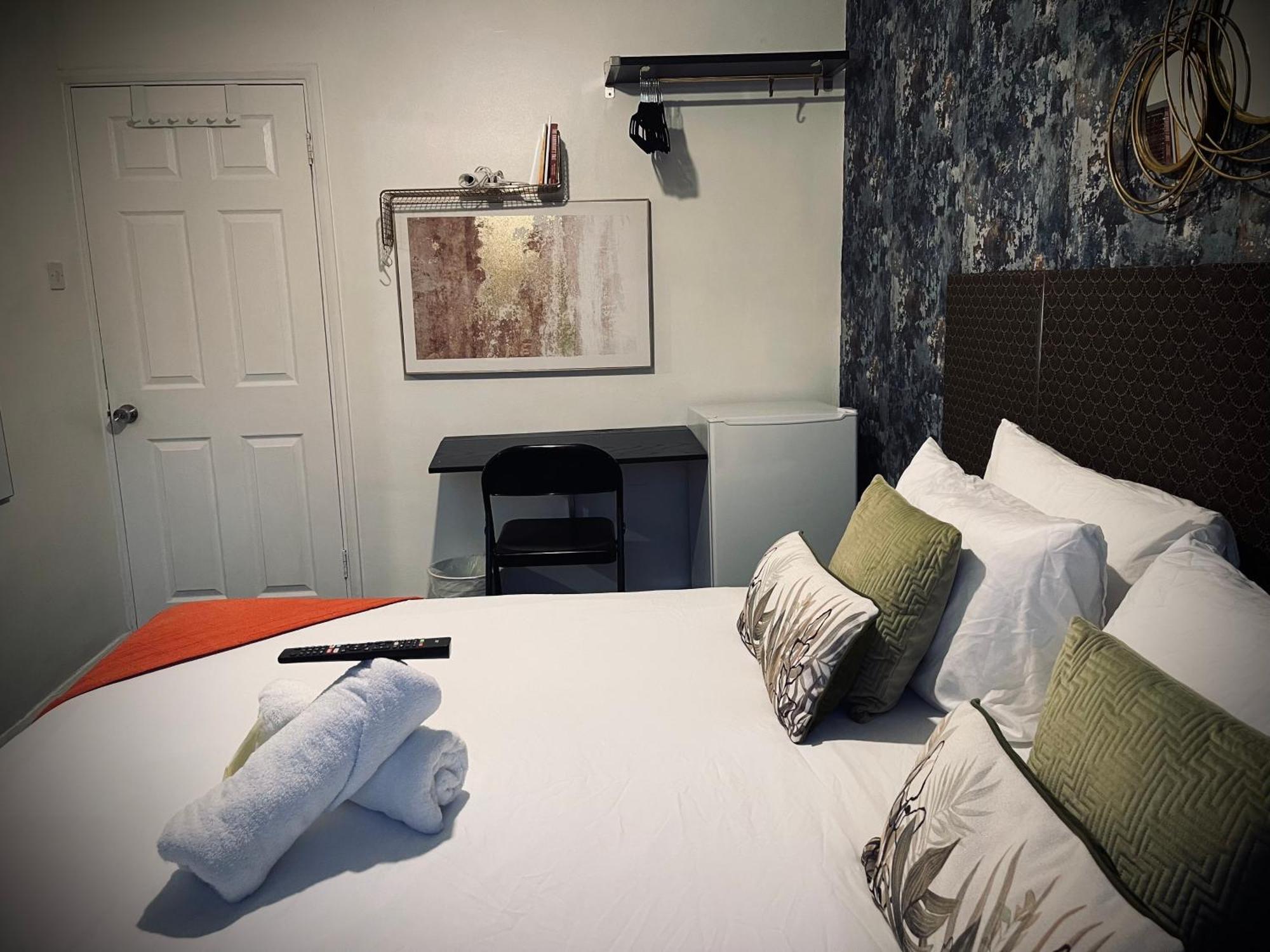 R1 Superking Sized Bed & 65" Tv On The Wall In Clapham Apartment London Exterior photo