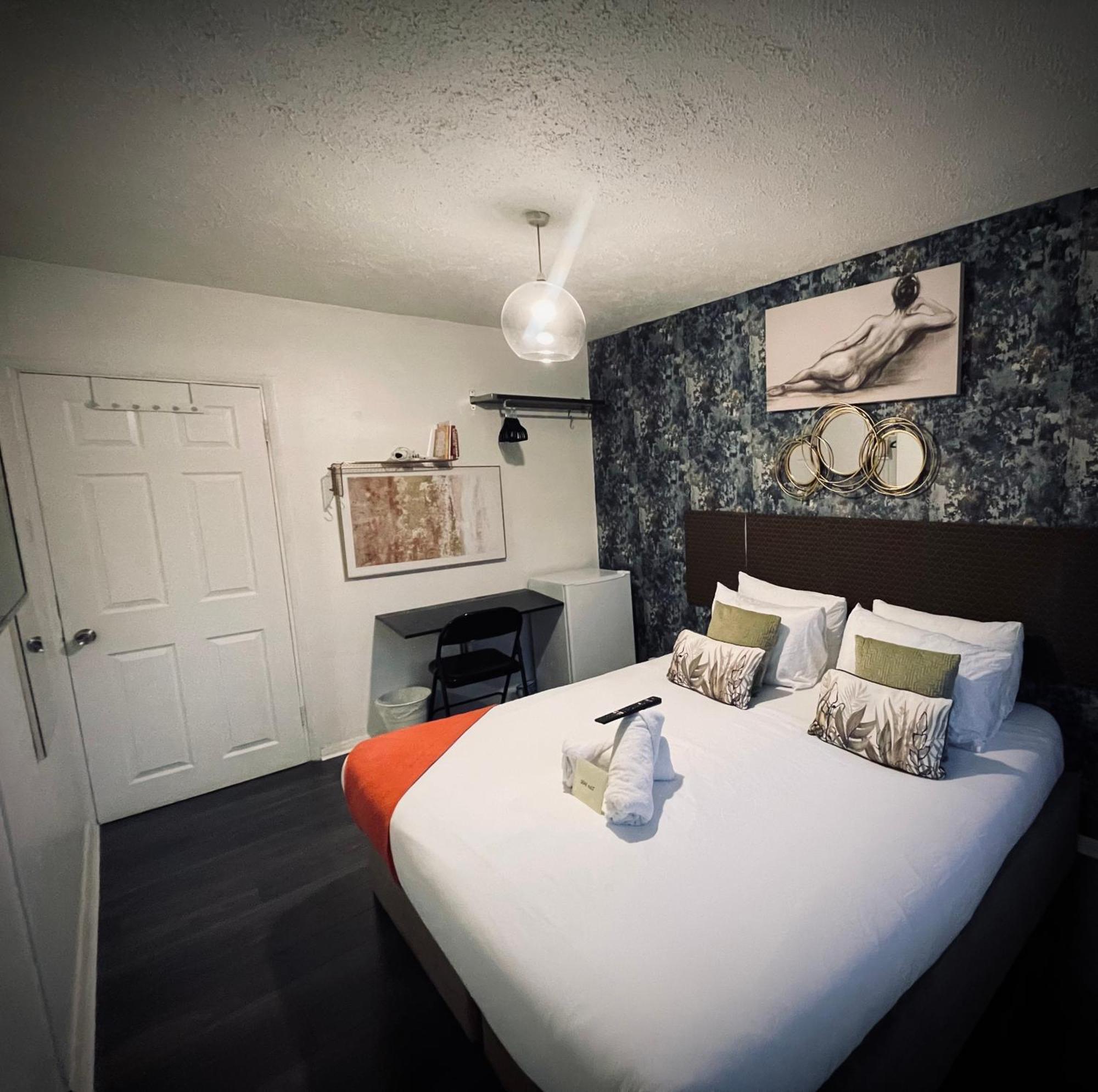 R1 Superking Sized Bed & 65" Tv On The Wall In Clapham Apartment London Exterior photo