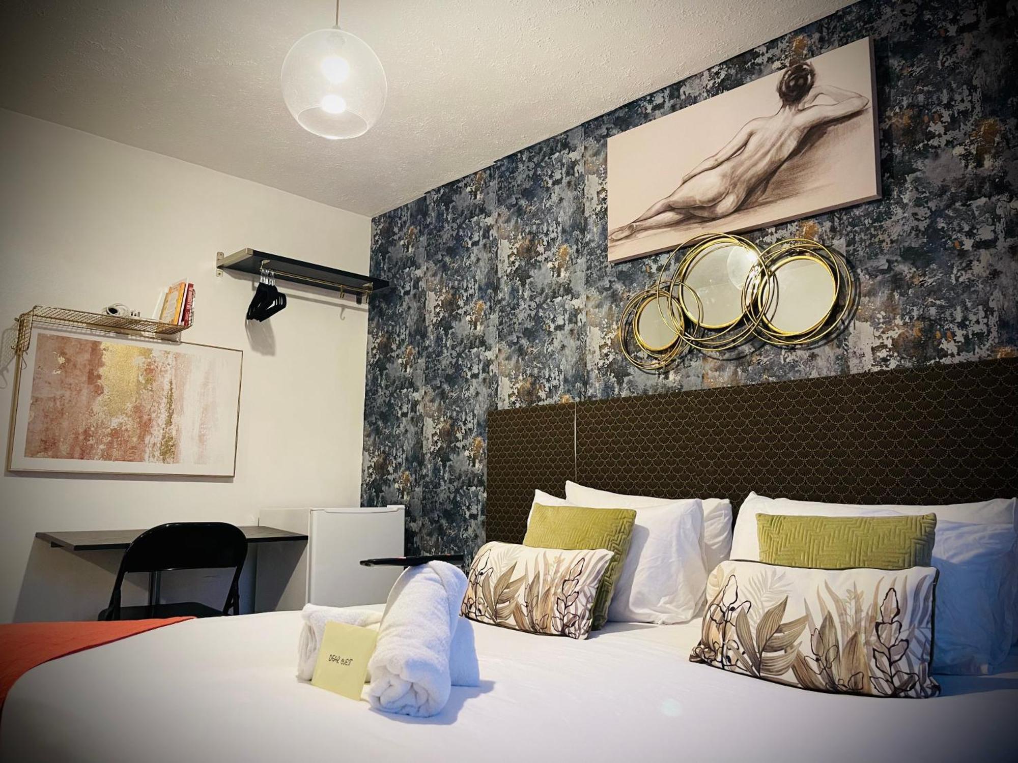 R1 Superking Sized Bed & 65" Tv On The Wall In Clapham Apartment London Exterior photo