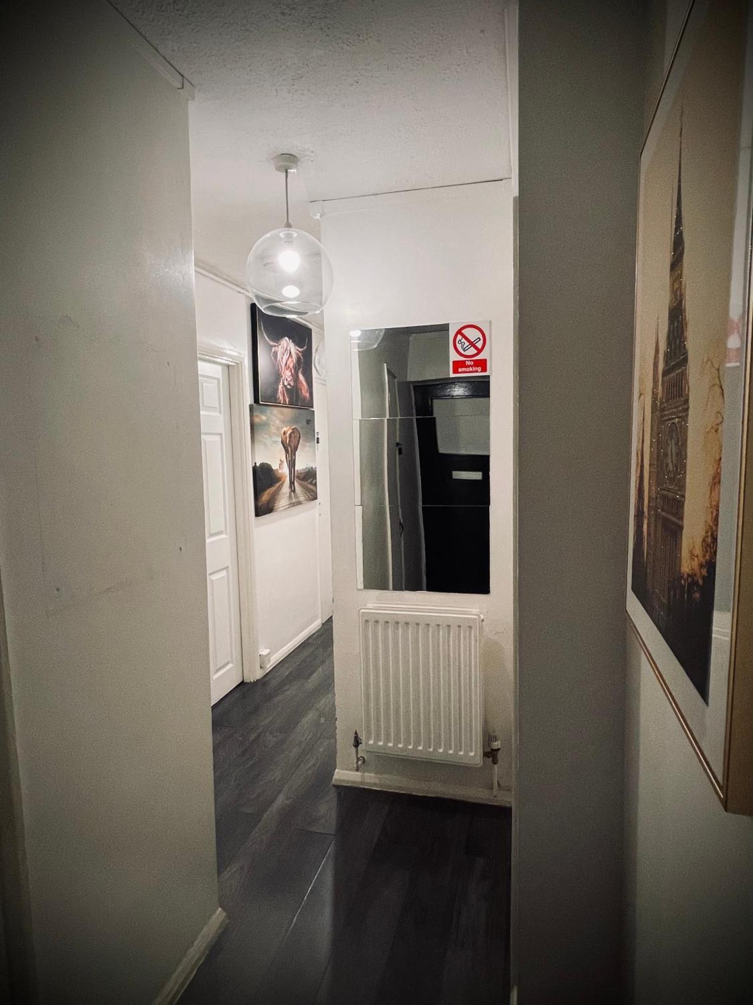 R1 Superking Sized Bed & 65" Tv On The Wall In Clapham Apartment London Exterior photo