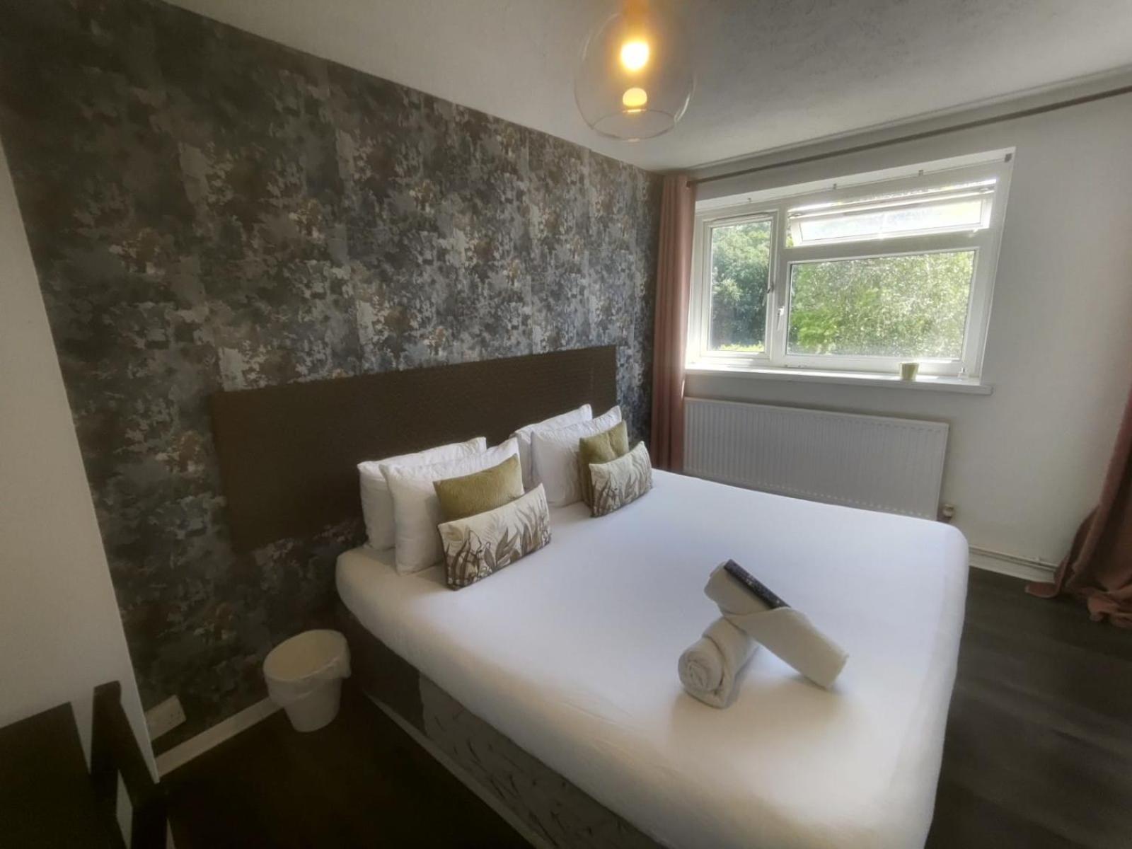 R1 Superking Sized Bed & 65" Tv On The Wall In Clapham Apartment London Exterior photo