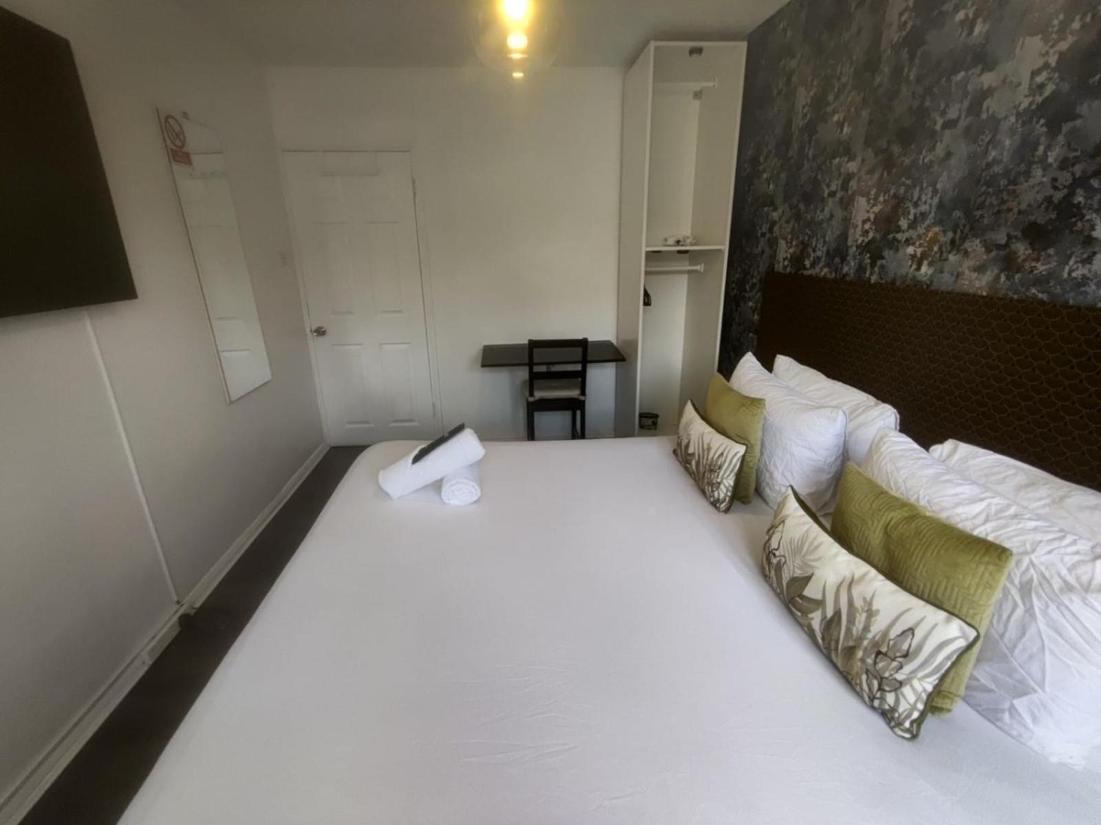 R1 Superking Sized Bed & 65" Tv On The Wall In Clapham Apartment London Exterior photo