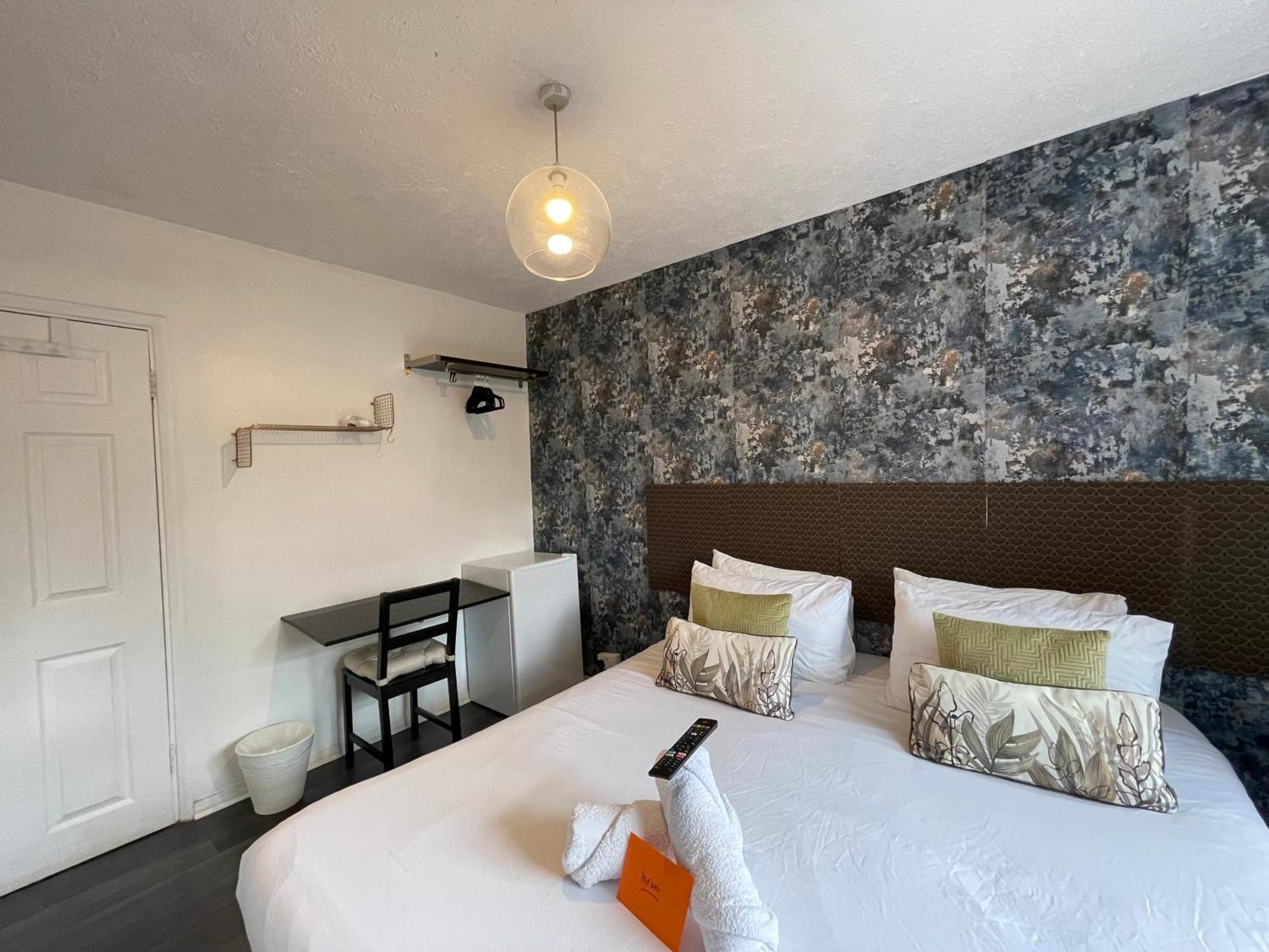 R1 Superking Sized Bed & 65" Tv On The Wall In Clapham Apartment London Exterior photo