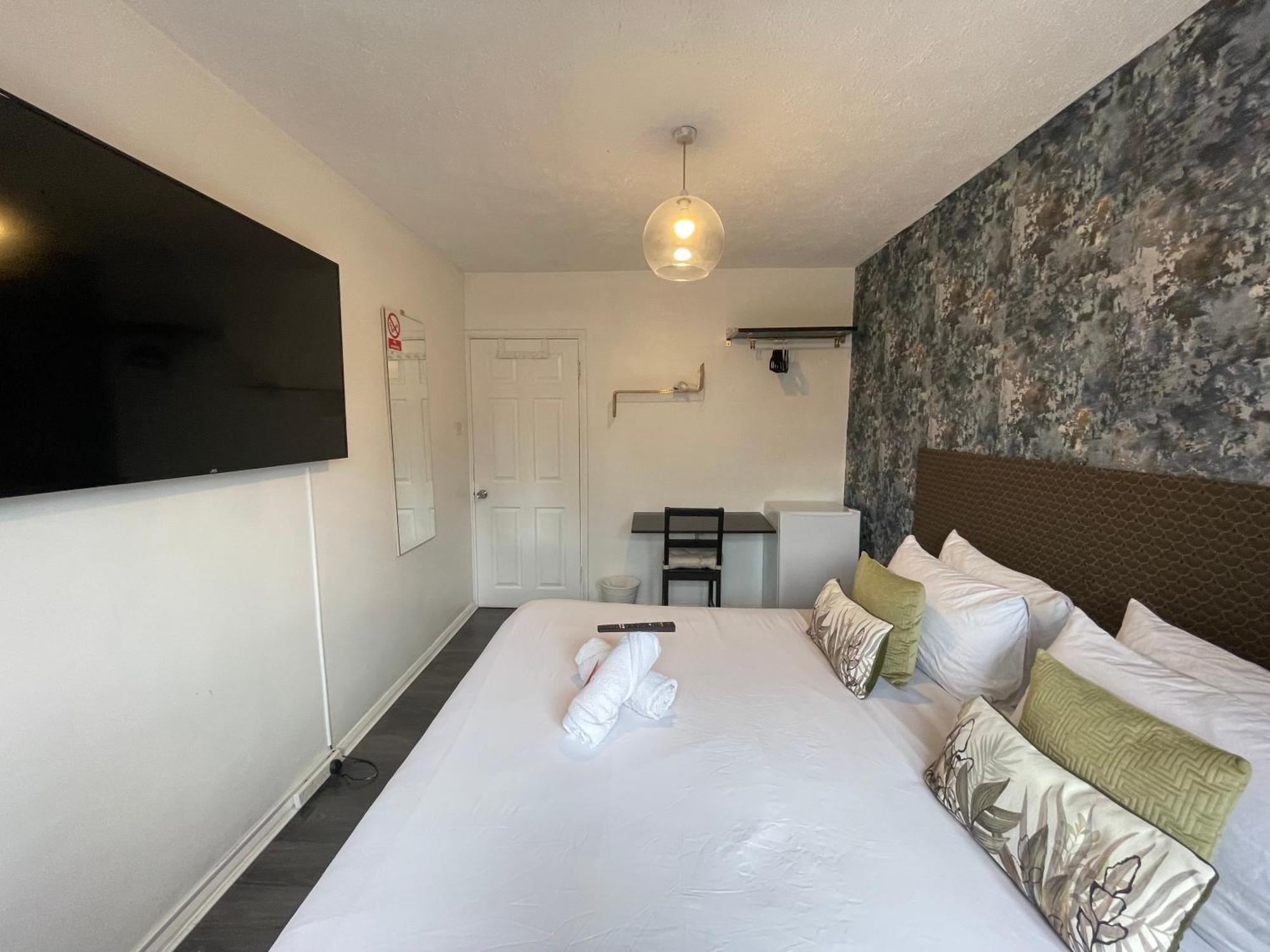 R1 Superking Sized Bed & 65" Tv On The Wall In Clapham Apartment London Exterior photo